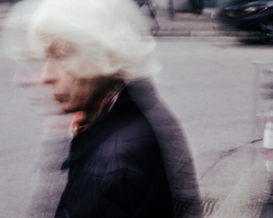 Czym różnią się psychozy od schizofrenii?