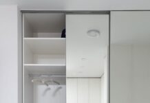 Szafy z lustrami do sypialni – elegancja i funkcjonalność w jednym meblu Szafy z lustrami do sypialni