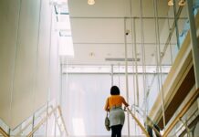 Lampy na klatkę schodową – jak wybrać oświetlenie funkcjonalne i estetyczne? lampy na klatkę schodową