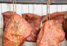 Szynka wędzona – smak tradycji, który niezmiennie zachwyca Szynka wędzona