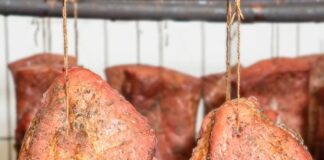 Szynka wędzona – smak tradycji, który niezmiennie zachwyca Szynka wędzona