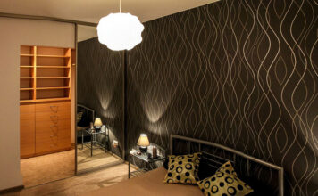 Lustra z podświetleniem LED w domowej garderobie